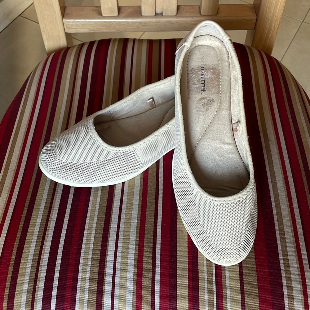 White mt
Khaki flats